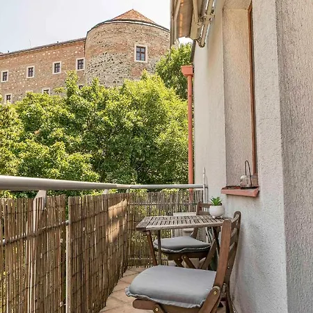 Castle View With Free Parking Apartament
